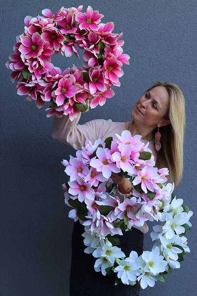 Magnolia Amarant, wianek z kwiatów magnolii, śr.45cm