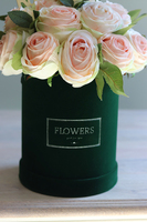 Rosalinia Velvet Wishes, zielony welurowy flowerbox z różami, wys.33cm