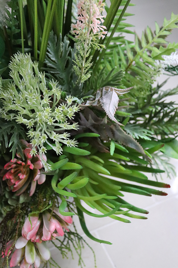 Jeromena, kompozycja z trawami w biało-srebrnej donicy, wys.72cm