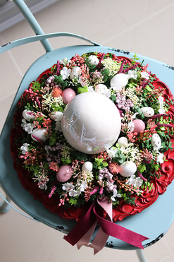 Easteria Red Velvet, wielkanocny stroik z porcelanowym jajem, śr.33cm