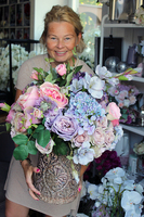 Pudrova kompozycja kwiatowa w pięknej donicy, wys.60cm