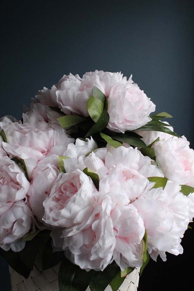 bardzo bogaty kosz z jasno różowymi peoniami Tracy wys.55cm