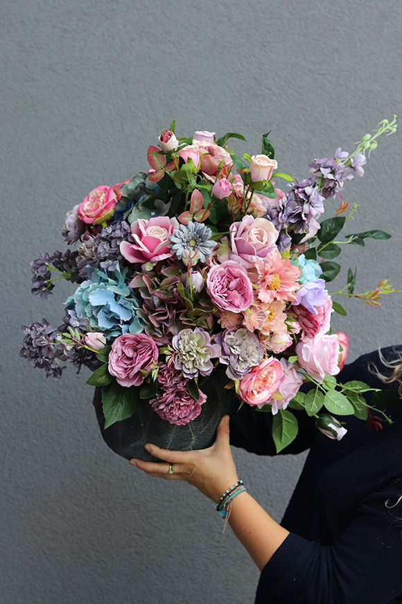 Pudrova Telona, kompozycja kwiatowa w ceramicznej donicy, wys.60cm