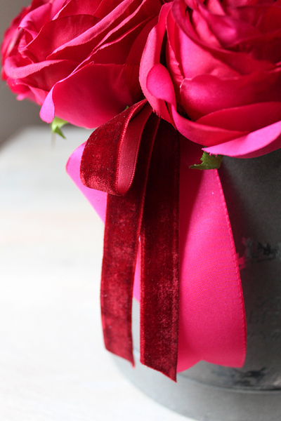 bukiet róż w srebrzystoszarym pudełku, Flowerbox Tuluza, wys.30cm