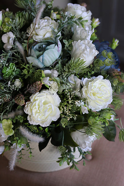 Bluena White, wiosenna kompozycja kwiatowa w box'ie, wys.40cm