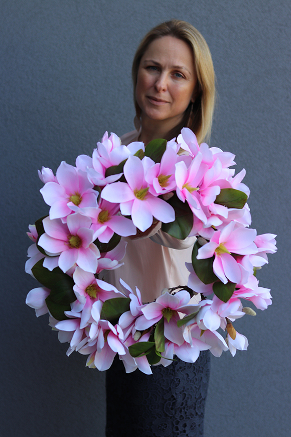 Magnolia Pink, wianek z kwiatów magnolii, śr.45cm