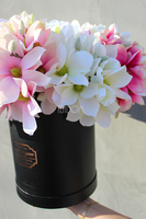 kompozycja kwiatowa / bukiet Flowerbox magnolia + czerń wys.50cm