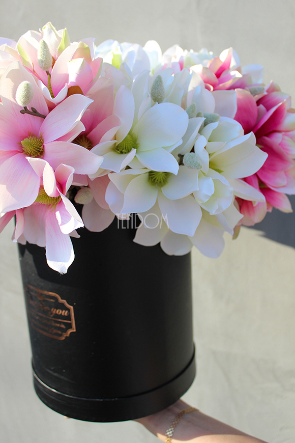 kompozycja kwiatowa / bukiet Flowerbox magnolia + czerń wys.50cm