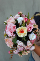 Różowa Kraina kompozycja kwiatowa w stylowym naczyniu / bukiet wys.23cm