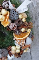 Brązowa Kraina, dekoracyjny świąteczny wianek, śr.26cm