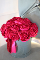 bukiet róż w srebrzystoszarym pudełku, Flowerbox Tuluza, wys.30cm