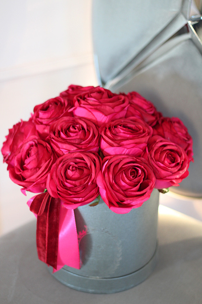 bukiet róż w srebrzystoszarym pudełku, Tuluza, wys.30cm