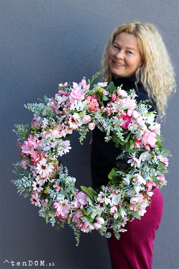 Różowa Poświata, kwiatowy wianek z margaretkami, śr.50cm