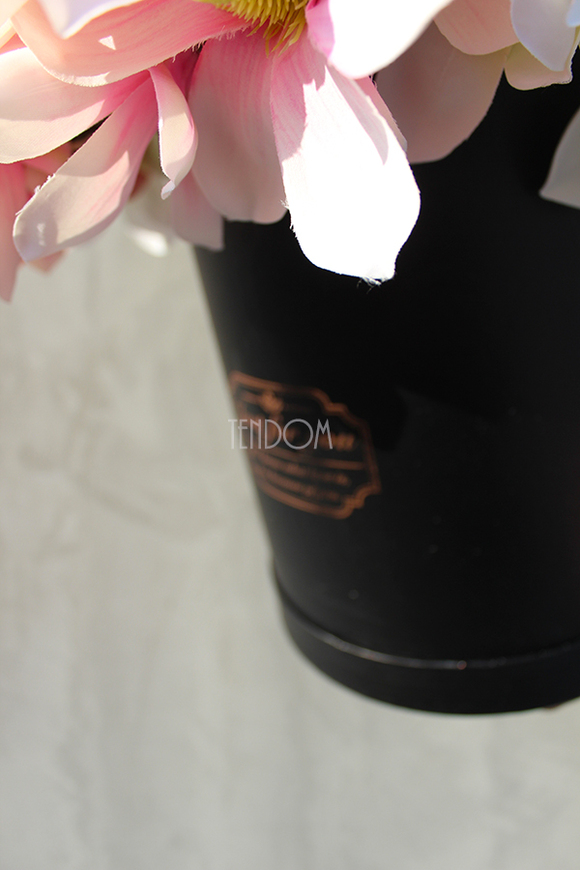 kompozycja kwiatowa / bukiet Flowerbox magnolia + czerń wys.50cm