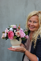 Różowa Kraina kompozycja kwiatowa w stylowym naczyniu / bukiet wys.23cm