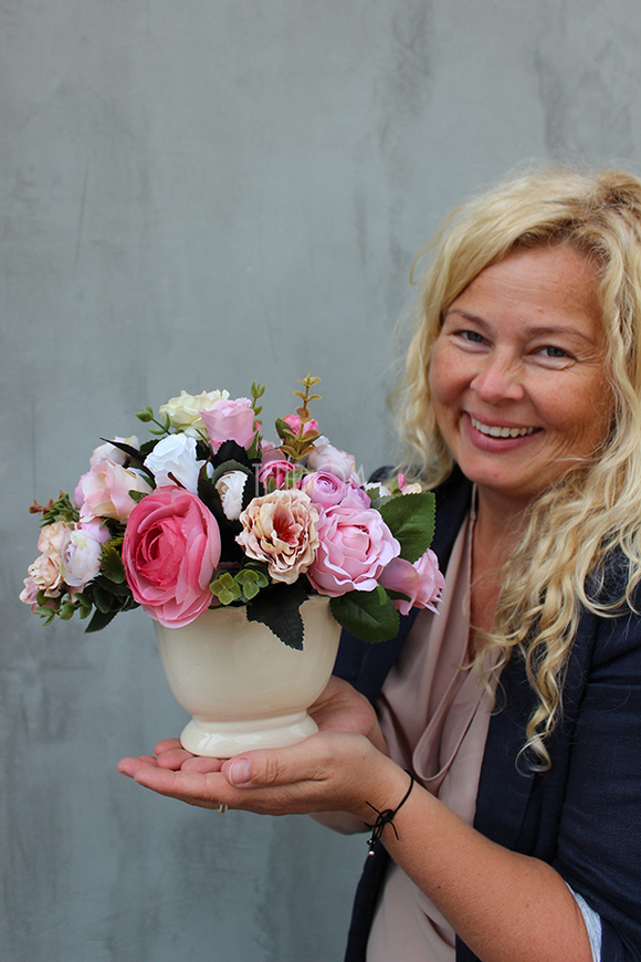 Różowa Kraina kompozycja kwiatowa w stylowym naczyniu / bukiet wys.23cm