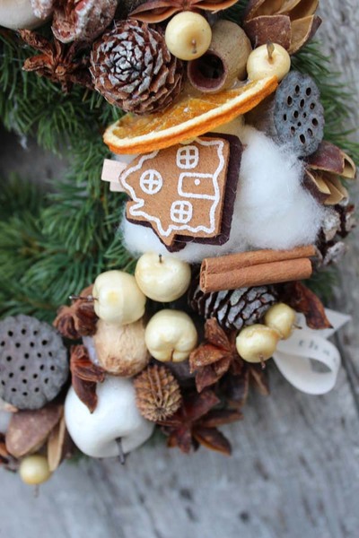 Brązowa Kraina, dekoracyjny świąteczny wianek, śr.26cm