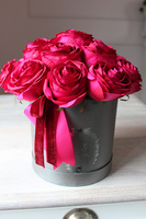 bukiet róż w srebrzystoszarym pudełku, Flowerbox Tuluza, wys.30cm