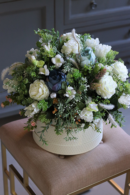 Bluena White, wiosenna kompozycja kwiatowa w box'ie, wys.40cm