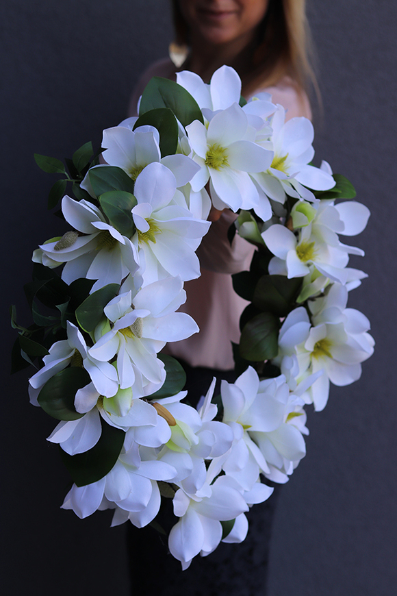 Magnolia Biel, wianek z kwiatów magnolii, śr.45cm 