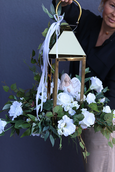 Angels Garden, kompozycja nagrobna z aniołem i lampionem, wys.55cm