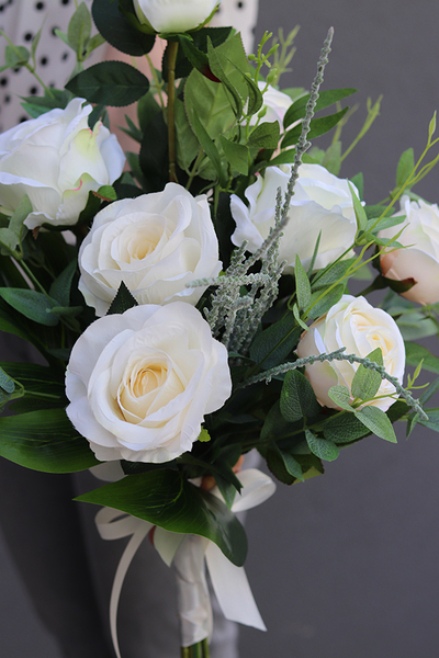 bukiet nagrobny z białych róż, Różana Deliana, wys.64cm 
