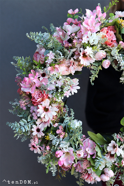 Różowa Poświata, kwiatowy wianek z margaretkami, śr.50cm