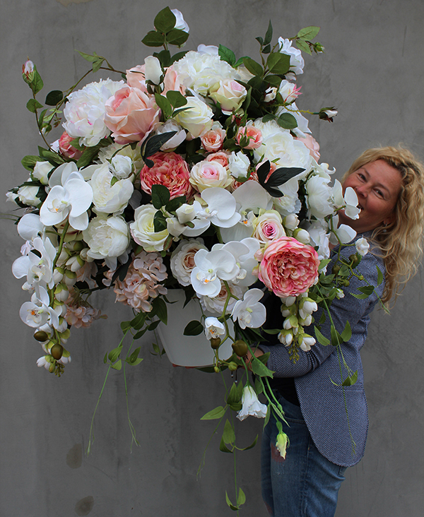 ogromna kompozycja kwiatowa / bukiet Maria Antonina rozm.80x78cm