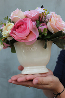 Różowa Kraina kompozycja kwiatowa w stylowym naczyniu / bukiet wys.23cm
