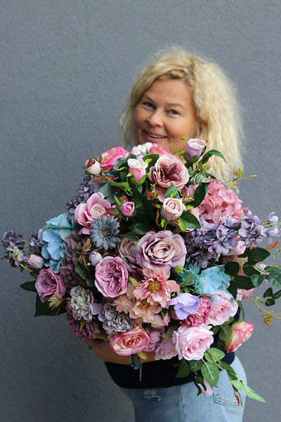 Pudrova Telona, kompozycja kwiatowa w ceramicznej donicy, wys.60cm