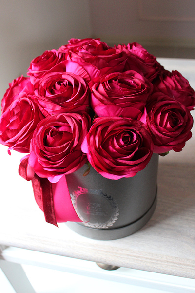 bukiet róż w srebrzystoszarym pudełku, Flowerbox Tuluza, wys.30cm