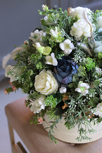 Bluena White, wiosenna kompozycja kwiatowa w box'ie, wys.40cm