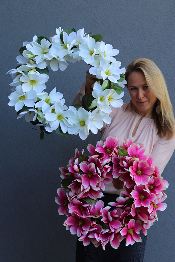 Magnolia Biel, wianek z kwiatów magnolii, śr.45cm 