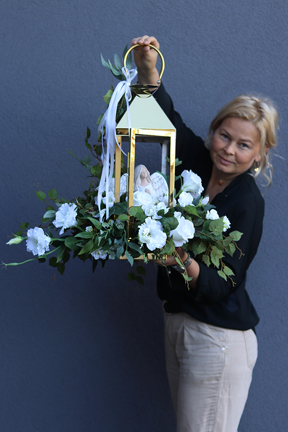 Angels Garden, kompozycja nagrobna z aniołem i lampionem, wys.55cm