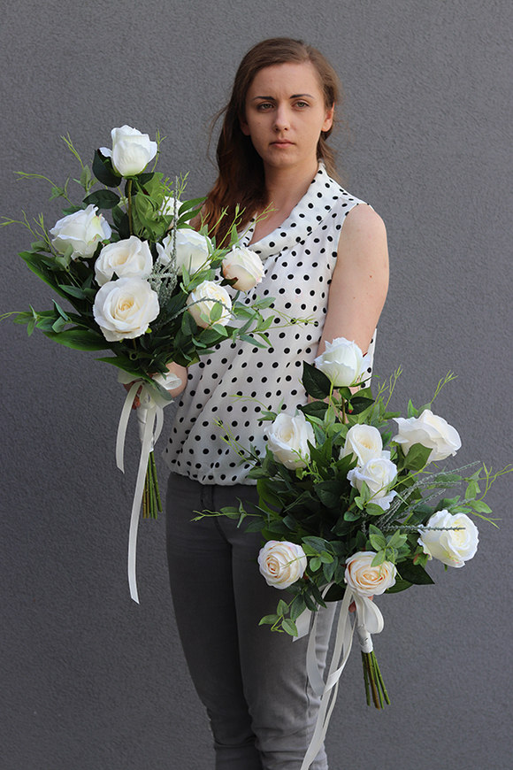bukiet nagrobny z białych róż, Różana Deliana, wys.64cm 