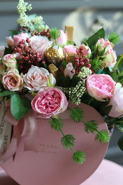 Chocolates Lovers, flowerbox w kształcie serc z pralinami, wys.31cm 