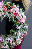 Różowa Poświata, kwiatowy wianek z margaretkami, śr.50cm