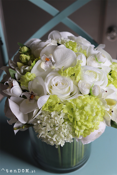 biało-zielony bukiet kwiatów w szklanym wazonie, Orchideano Big, wys.33cm