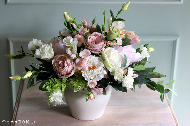 Luizjana Rondo, kompozycja kwiatowa w białym naczyniu, wym.45x58cm 