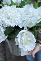 kompozycja kwiatowa Simple White wys. 38 cm