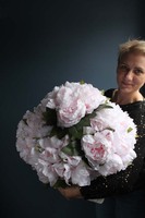 bardzo bogaty kosz z jasno różowymi peoniami Tracy wys.55cm 