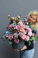 Pudrova Telona, kompozycja kwiatowa w ceramicznej donicy, wys.60cm