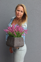 Wrzośce, kompozycja kwiatowa w ceramicznej kwadratowej donicy, wys.33cm