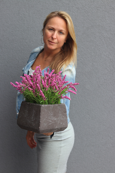 Wrzośce, kompozycja kwiatowa w ceramicznej kwadratowej donicy, wys.33cm