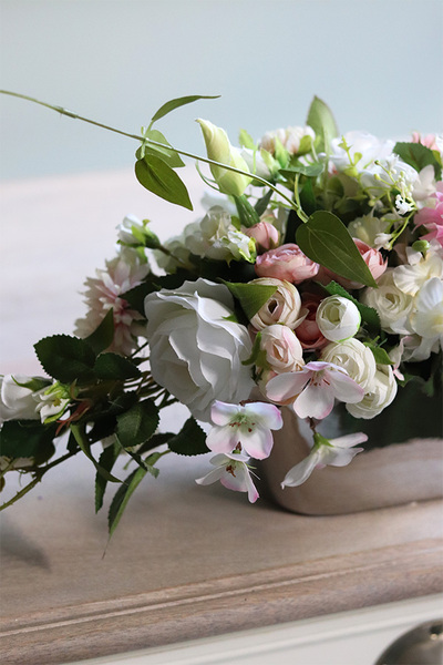 Amona, bogata kompozycja kwiatowa w srebrnym naczyniu, wym.23x40cm