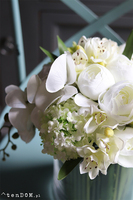 biało-zielony bukiet kwiatów w szklanym wazonie, Orchideano Big, wys.33cm