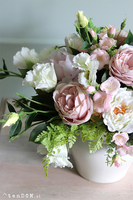 Luizjana Rondo, kompozycja kwiatowa w białym naczyniu, wym.45x58cm 