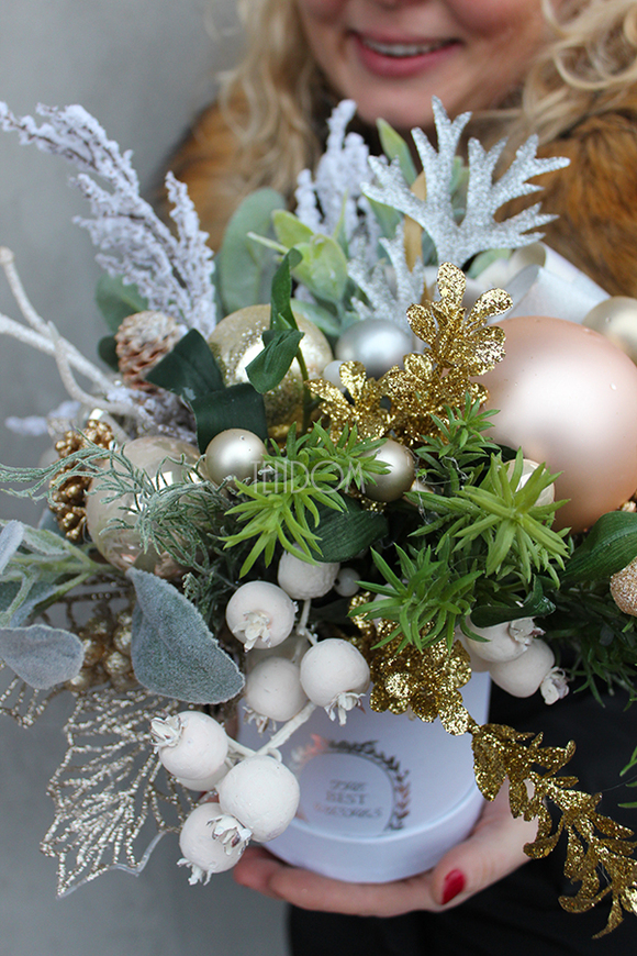 Christmas Gold kompozycja kwiatowa / bukiet Flowerbox wys.27cm.
