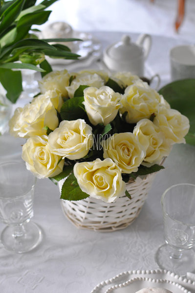 bogaty kosz z kremowymi różami Romance 30x30x30cm