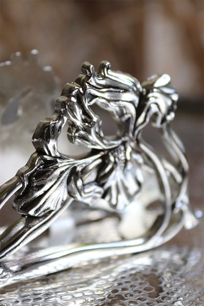 Iris posrebrzany serwetnik wym.6x9x3.5cm